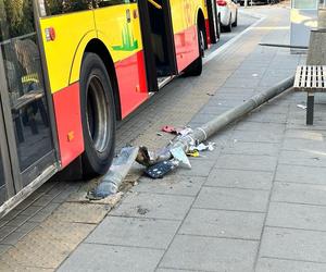 Kierowca autobusu miejskiego gruchnął w latarnię. Ta runęła na kobietę!