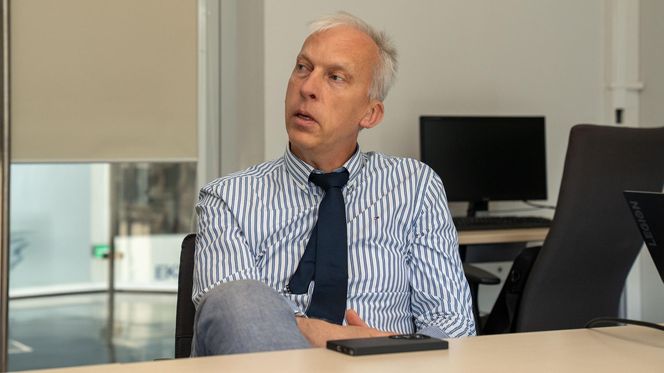 Sztuczna inteligencja przeprowadza operacje.