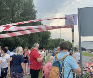 Protest mieszkańców przeciwko wycince drzew pod budowę linii tramwajowej do Mistrzejowic.