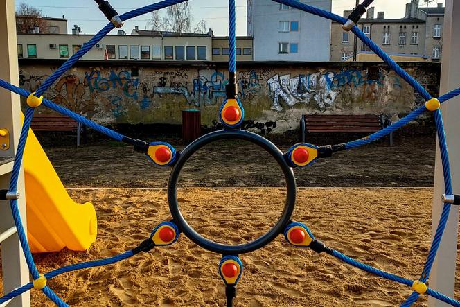 Szkoła Podstawowa nr 4 w Kaliszu ma nowy plac zabaw! Dzieci będą zachwycone [ZDJĘCIA]