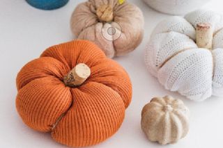 Jak zrobić dynię z dzianiny? Instrukcja krok po kroku i zdjęcia