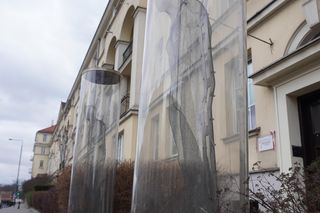 Instalacja znajduje się przy wejściu do kamienicy w Alei Niepodległości pod numerem 223