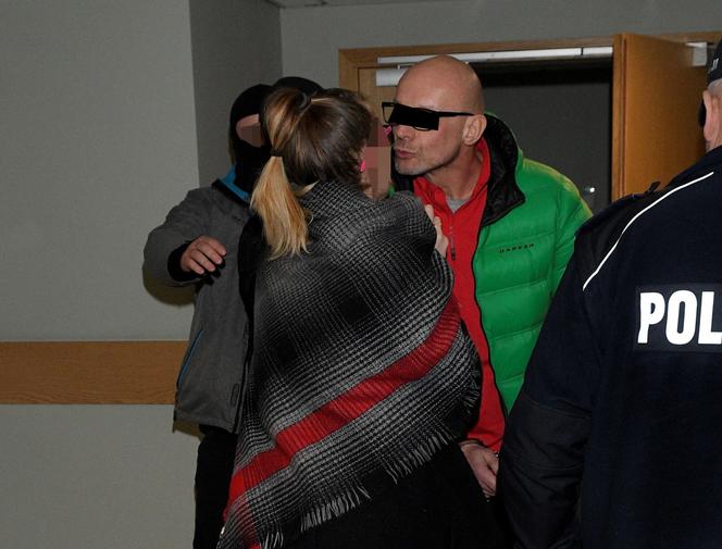 Kobiety całowały kwasowych morderców