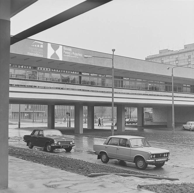 Ukończony w 1973 r. pawilon handlowo-usługowy na pl. Hirszfelda