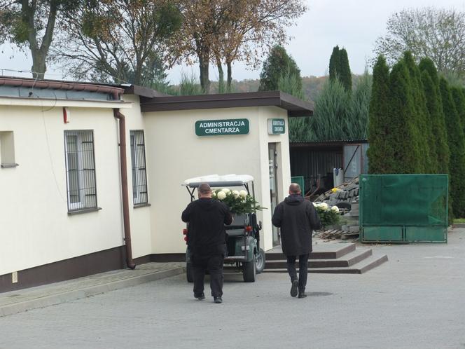 NA CMENTARZU W CHEŁMIE MOŻNA SKŁADAĆ WIEŃCE. NA POMOC ODWIEDZAJĄCYM GROBY PRZYSZLI PRACOWNICY NEKROPOLII
