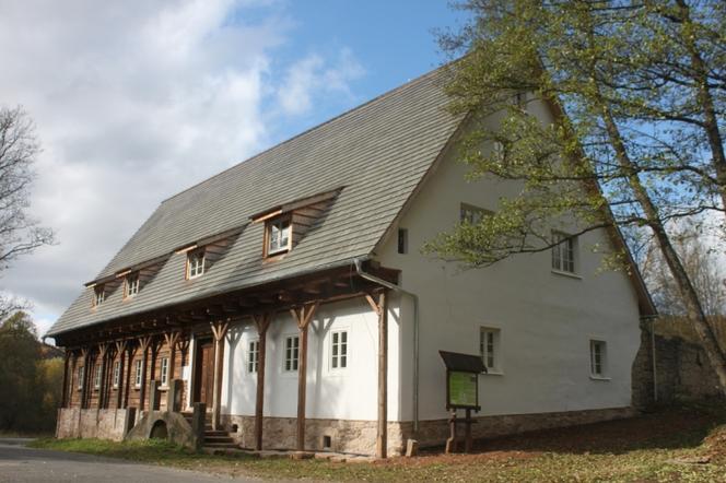 Karczma sądowa XVIII w. położona w malowniczej scenerii Gór Kamiennych i Zaworów wśród rozległych łąk i pastwisk