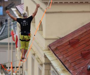   Urban Highline Festival 2023 w Lublinie. Slacklinerzy robią cuda na linach!