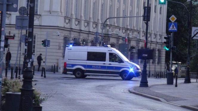 Wielka ewakuacja na Krakowskim Przedmieściu. Mężczyzna położył pocisk na trakcie