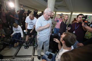 Lech Wałęsa spotkał się z niepełnosprawnymi protestującymi w Sejmie