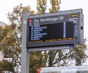 Przystanek „Św. Bonifacego” na trasie tramwaju do Wilanowatuż przed rozjazdem w stronę Stegien