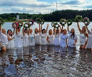 Wyjątkowe „Morsowe Wianki” ekipy Mors Może Więcej nad zalewem w Wąchocku. Było magicznie