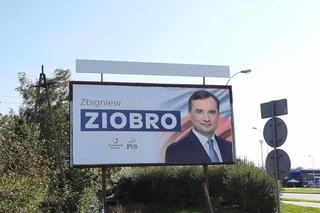 Rzeszowskie osiedla pozaklejane plakatami wyborczymi. Plakat na plakacie 