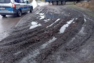 Tir zakopał się w błocie