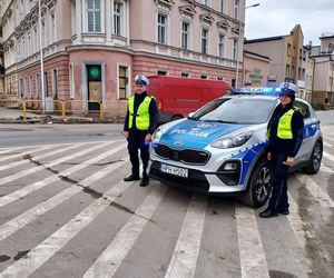 Policjanci z sokołowskiej komendy uratowali życie mężczyźnie, który nagle upadł na chodnik