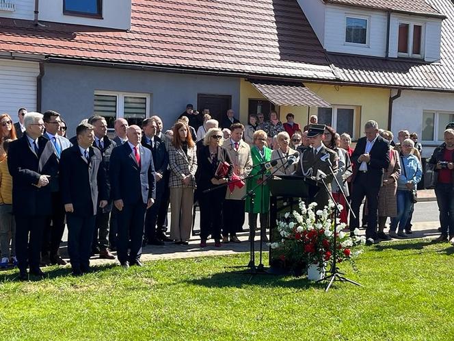 Odsłonięcie monumentu smoleńskiego w Czarnym Borze