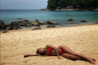 Gwiazda Pytania na śnidanie pręży się na plaży