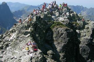 Turyści w Tatrach robią sobie z tym zdjęcia na szlaku. Tatrzański Park Narodowy: Problem jest nam znany