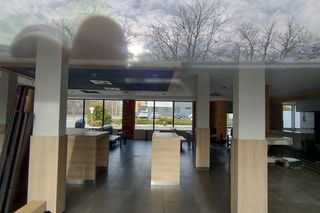 Opuszczony budynek KFC na wjeździe do Sopotu. To jeden z pierwszych lokali w Polsce 