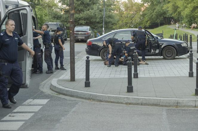 Rzucił się na kobietę z dzieckiem z nożem. Atak nożownika w samym sercu stolicy