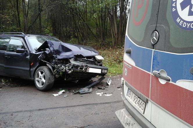 Volkswagen zderzył się z traktorem. Dwie osoby ranne 