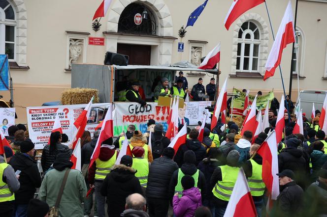 Protest rolników 20 marca przed Lubelskim Urzędem Wojewódzkim w Lublinie