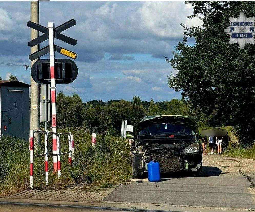 Powiat raciborski. Osobówka zderzyła się z pociągiem pasażerskim