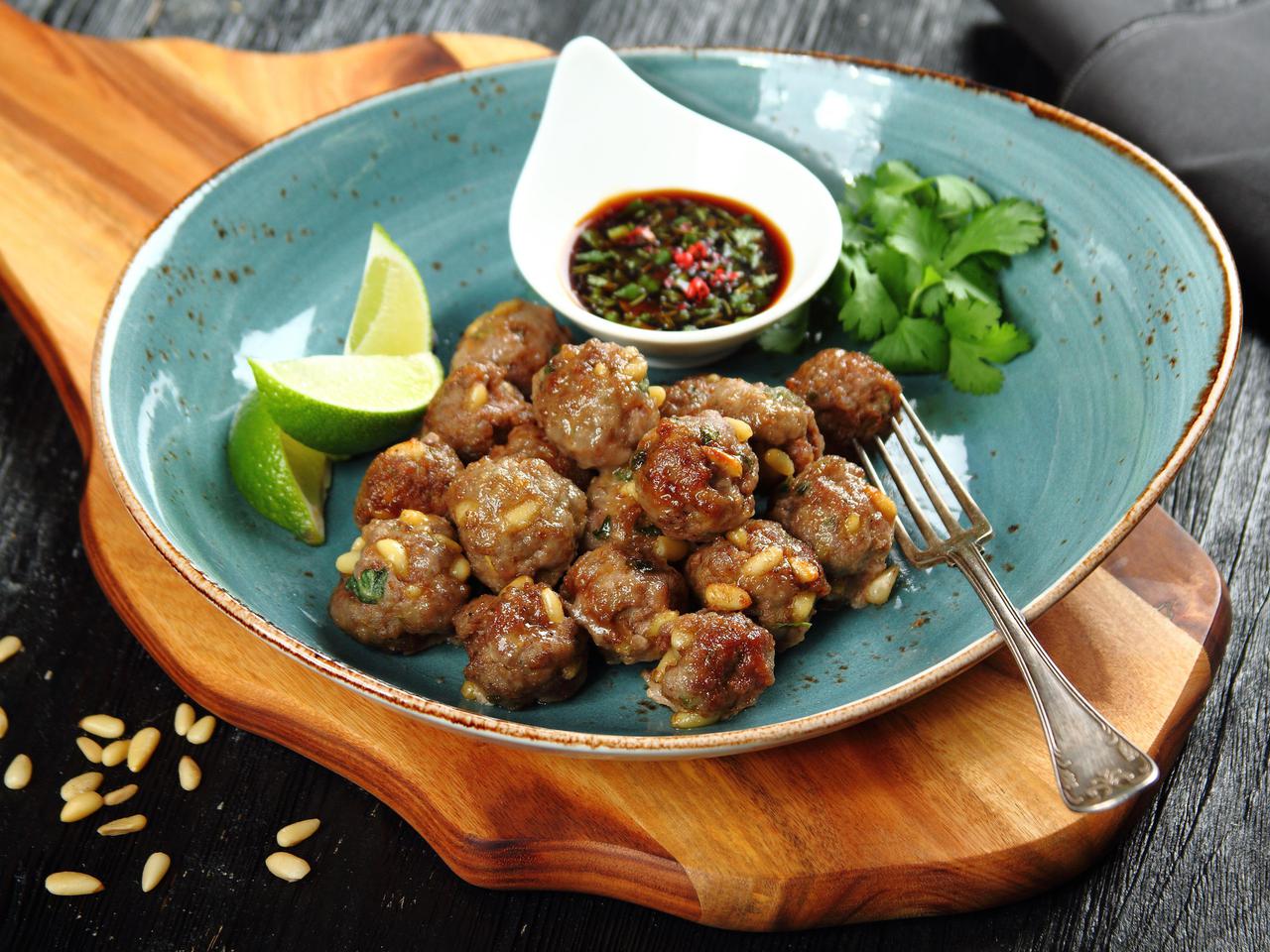 Pulpeciki wołowe z imbirem w sosie sojowo-limonkowym: przepis Pascala Brodnickiego