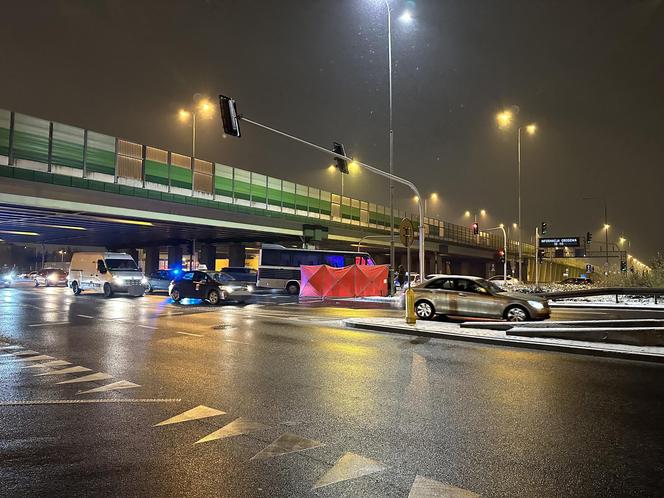 Horror na Puławskiej. Kierowca zatrzymał autokar na środku drogi. Jeden z pasażerów zmarł podczas jazdy