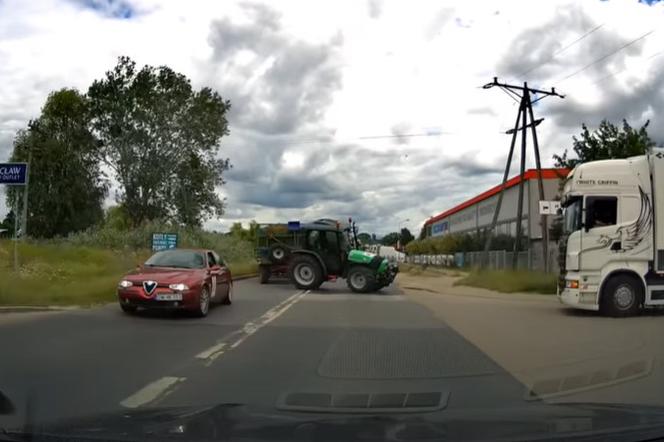 Niebezpieczne zdarzenie drogowe z udziałem traktora. Driftował z dwoma naczepami