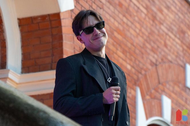 Koncert Dawida Kwiatkowskiego przed ratuszem miejskim w Kętrzynie