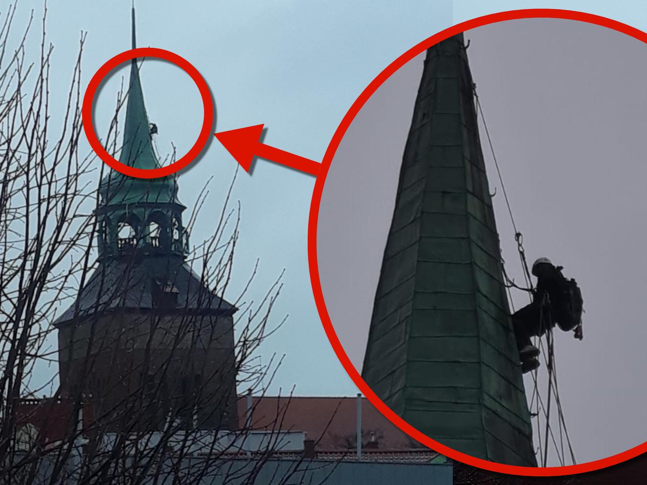 Alpinista na wieży kościoła w Białogardzie. Będą ściągać uszkodzoną iglicę? [ZDJĘCIA, WIDEO]