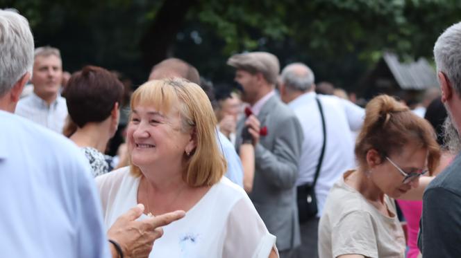 Wirują warkocze i wstążeczki. Tak bawili się lublinianie na potańcówce w skansenie!