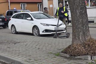 Nastolatki uderzyły w drzwi.