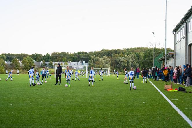 W Olsztynie otwarto profesjonalne boisko sportowe. Będą korzystali z niego młodzi piłkarze [ZDJĘCIA]