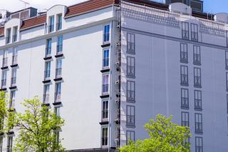Hotel Sobieski z nową elewacją. Odsłonięto część przemalowanej fasady