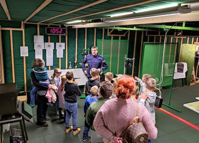 Uczestnicy akcji "Bezpieczne ferie" z wizytą u sądeckich policjantów