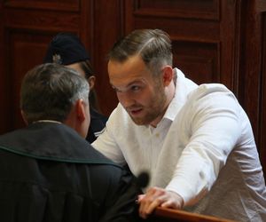 „Byłam obok, gdy tłukli Maćka”. Oskarżony o śmiertelne pobicie Maćka na Nowym Świecie z uśmiechem na twarzy słuchał zeznań świadków