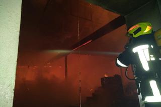 Duży pożar we Wrocławiu. Płonie hala z artykułami papierniczymi