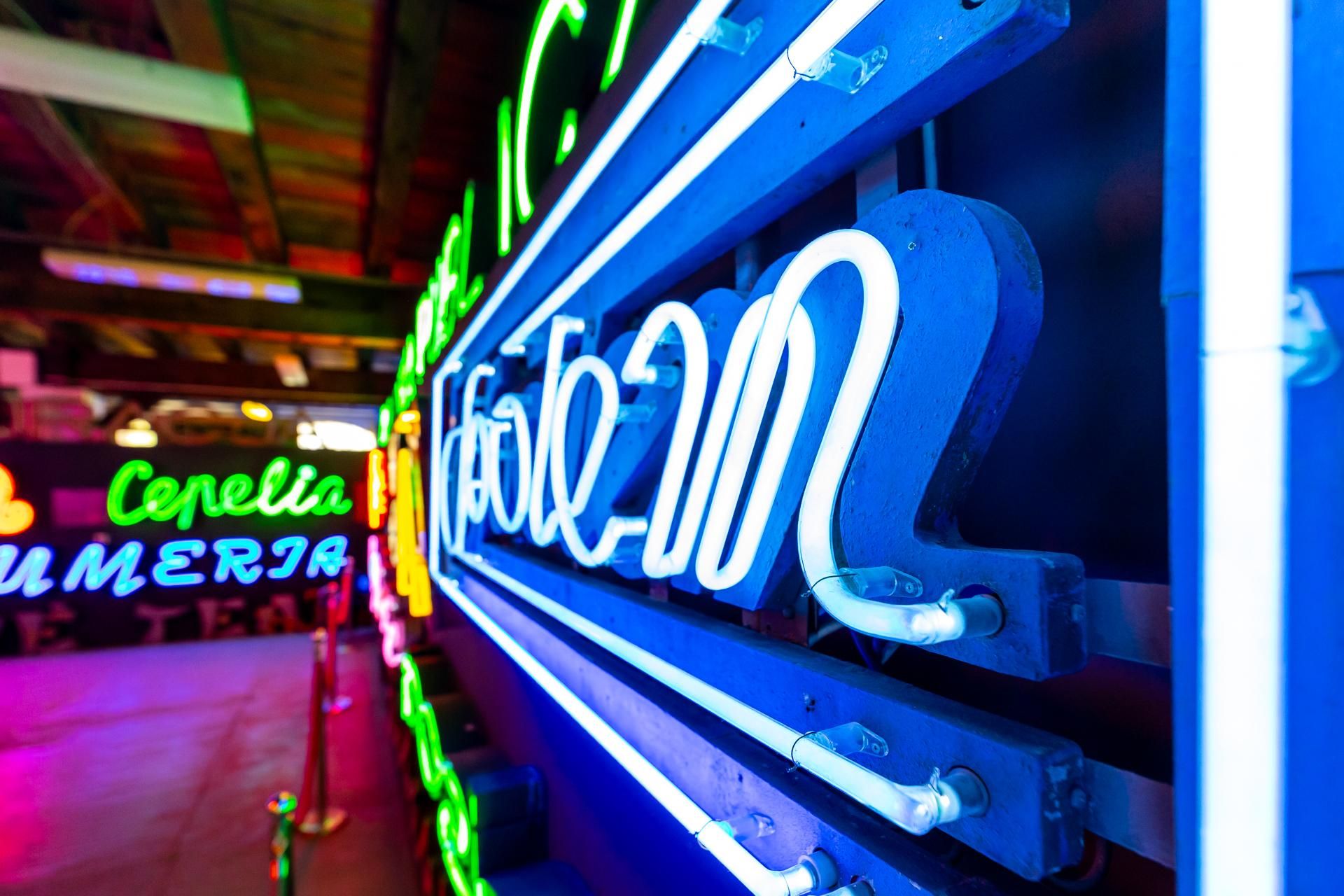 Neony z Muzeum Neonów w Warszawie