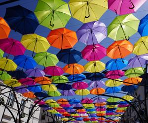 Kolorowe parasolki nad Kilińskiego. Popularna atrakcja powróciła do Białegostoku! [ZDJĘCIA]