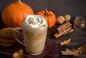 Jesienna Pumpkin Spice Latte nie traci popularności. Czy warto po nią sięgnąć?