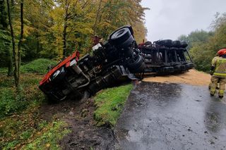 Zboże zasypało drogę – ciężarówka w rowie, trasa zablokowana