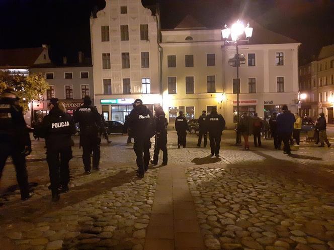 Strajk kobiet w Toruniu. Sejm i Jarosław Kaczyński z kartonów - 18.11.2020