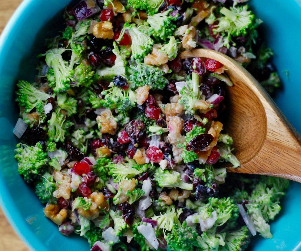 Słodko-pikantna sałatka z brokułów