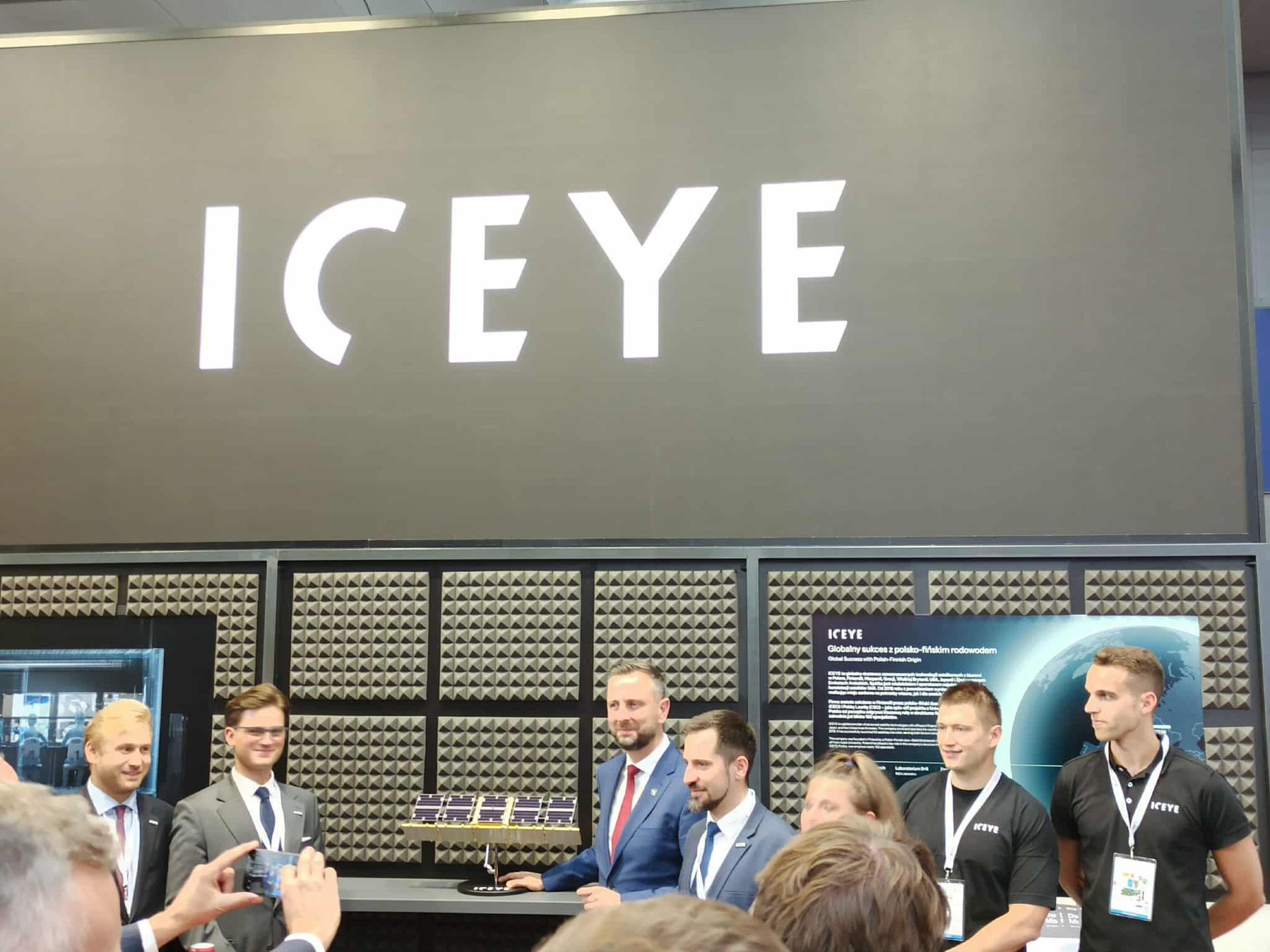 Wicepremier Władysław Kosiniak-Kamysz zwiedzający stoiska na MSPO