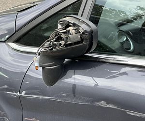 Motocyklista zderzył się z oplem i walnął w forda. Poważny wypadek na Pradze-Północ kont. Warszawa