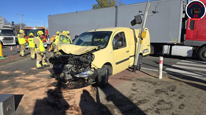 Osobówka zderzyła się z samochodem ciężarowym. 9-letni chłopczyk trafił do szpitala. „Trwają czynności”