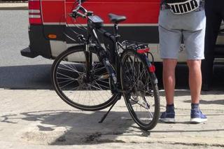 Po chodniku pociekła krew. Rozpędzony rowerzysta staranował emeryta. Tragedia w Al. Solidarności