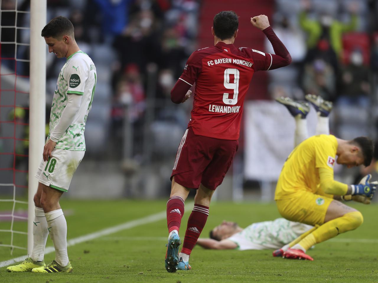 Lewandowski upolował dwa gole, rywale polowali na jego nogi. Bayern wygrywa nie bez problemów