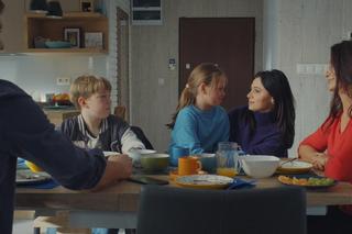 	M jak miłość odc. 1803. Marcin (Mikołaj Roznerski), Iza (Adriana Kalska), Aleksandra (Małgorzata Pieczyńska), Maja (Laura Jankowska), Szymek (Staś Szczypiński)